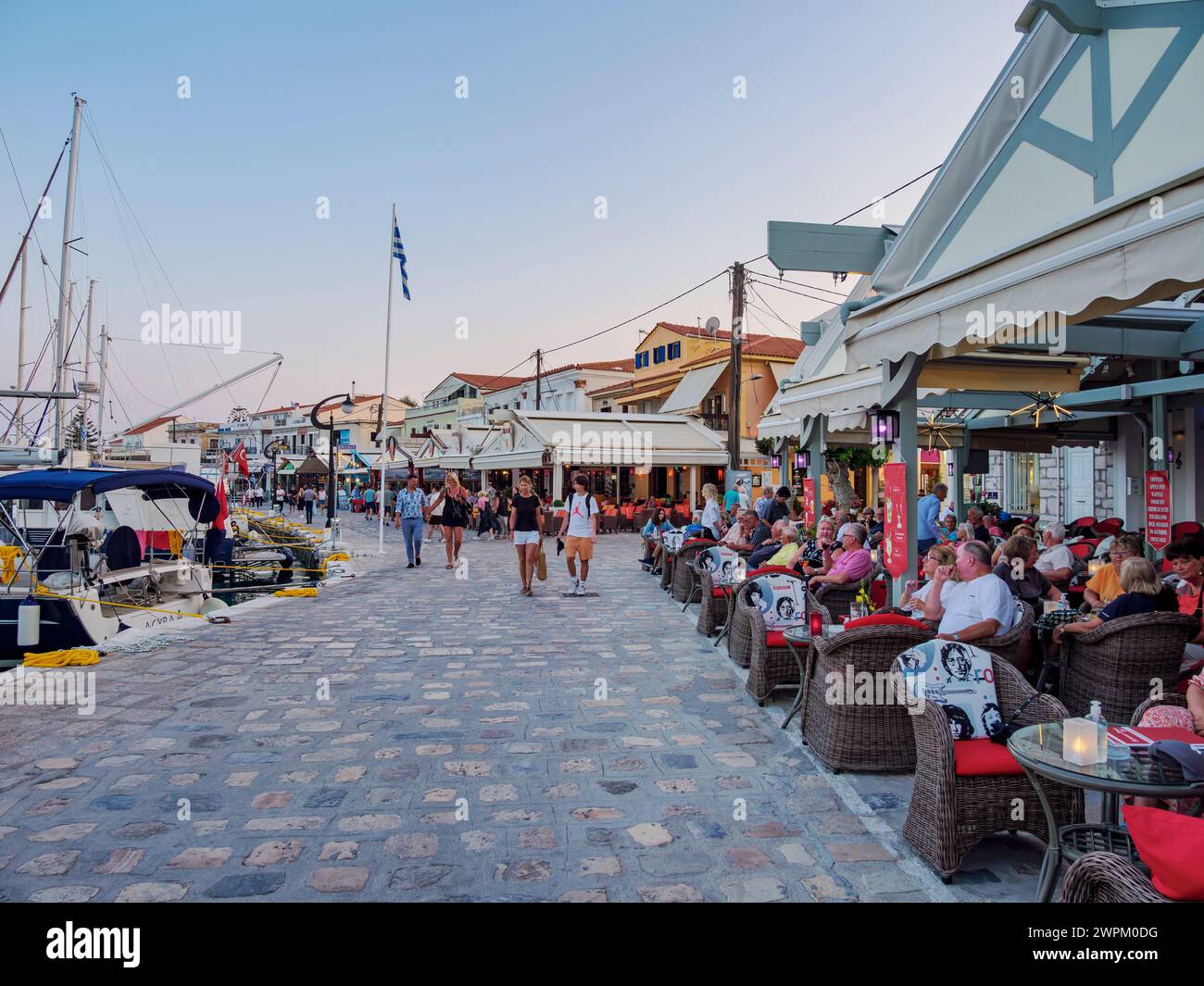 Ristoranti sul lungomare al crepuscolo, porto di Pitagoreio, isola di Samo, Egeo settentrionale, isole greche, Grecia, Europa Foto Stock