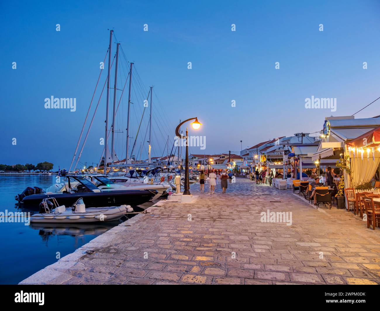 Ristoranti sul lungomare al crepuscolo, porto di Pitagoreio, isola di Samo, Egeo settentrionale, isole greche, Grecia, Europa Foto Stock