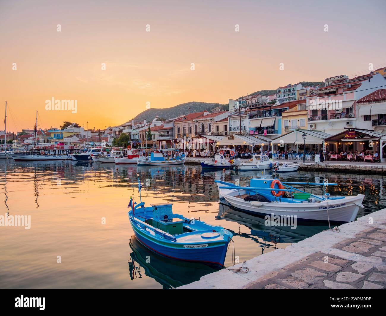 Barche al porto di Pitagoreio, crepuscolo, isola di Samo, Egeo settentrionale, isole greche, Grecia, Europa Foto Stock