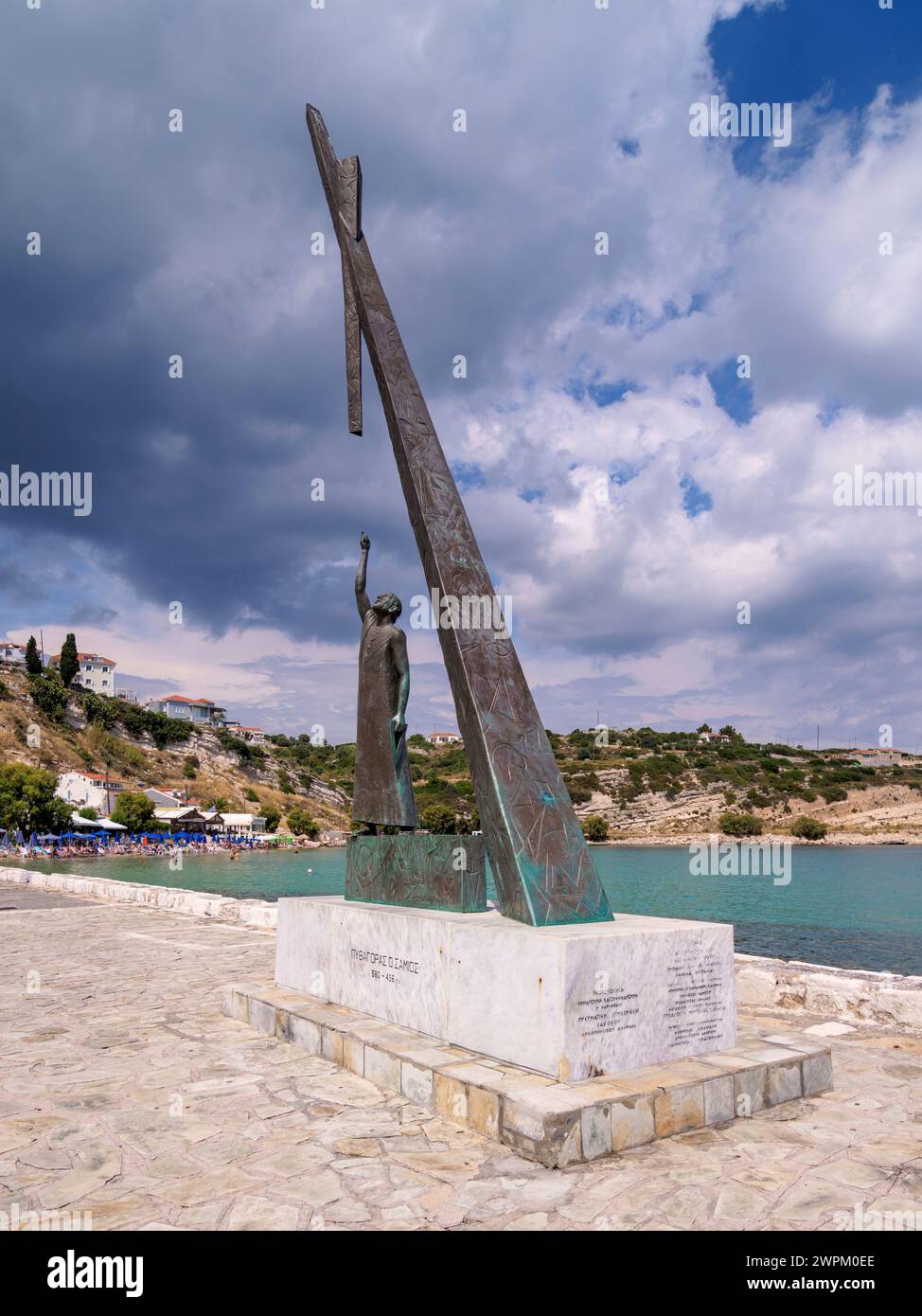 Statua di Pitagora, porto di Pitagoro, isola di Samo, Egeo settentrionale, isole greche, Grecia, Europa Foto Stock