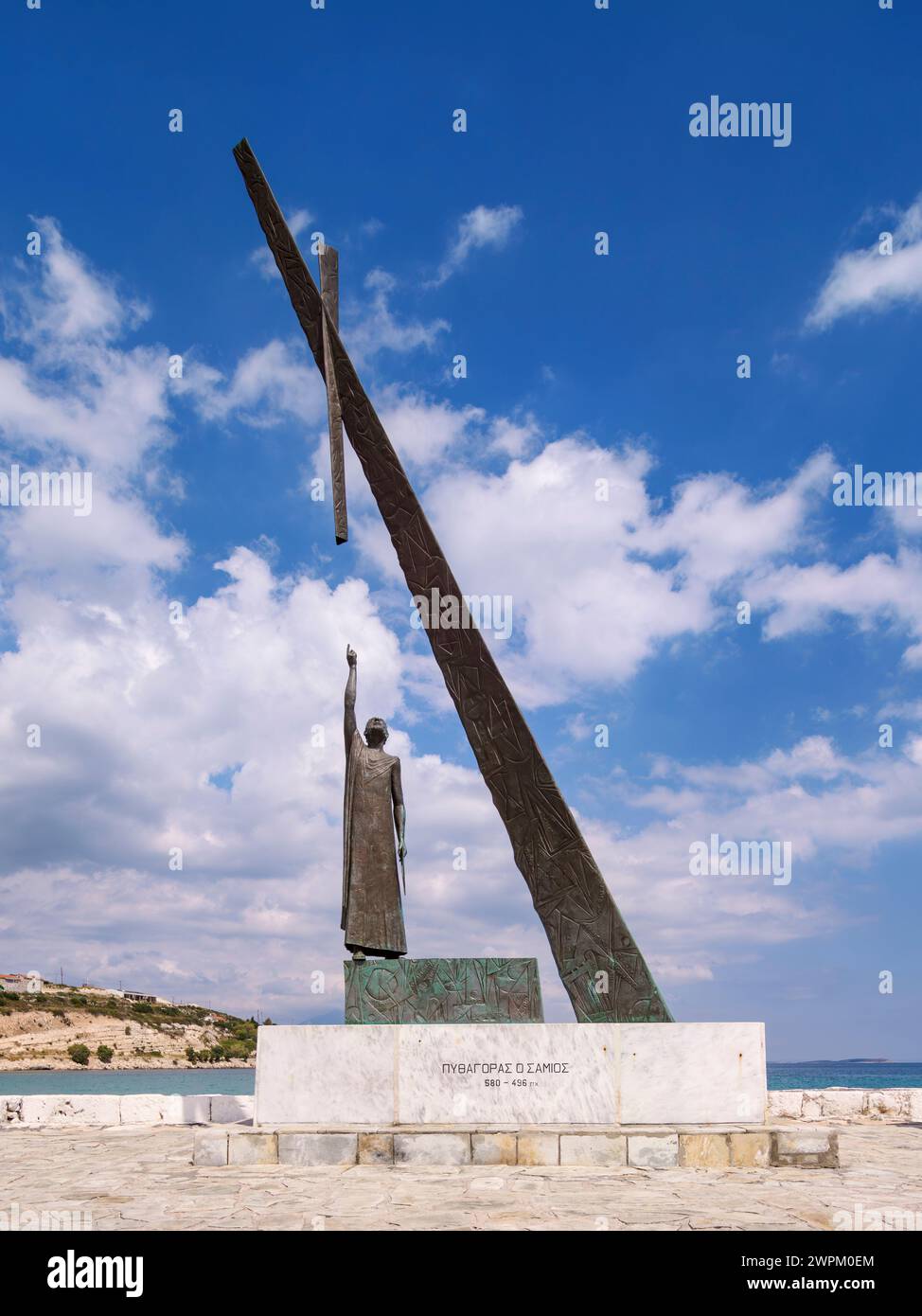 Statua di Pitagora, porto di Pitagoro, isola di Samo, Egeo settentrionale, isole greche, Grecia, Europa Foto Stock