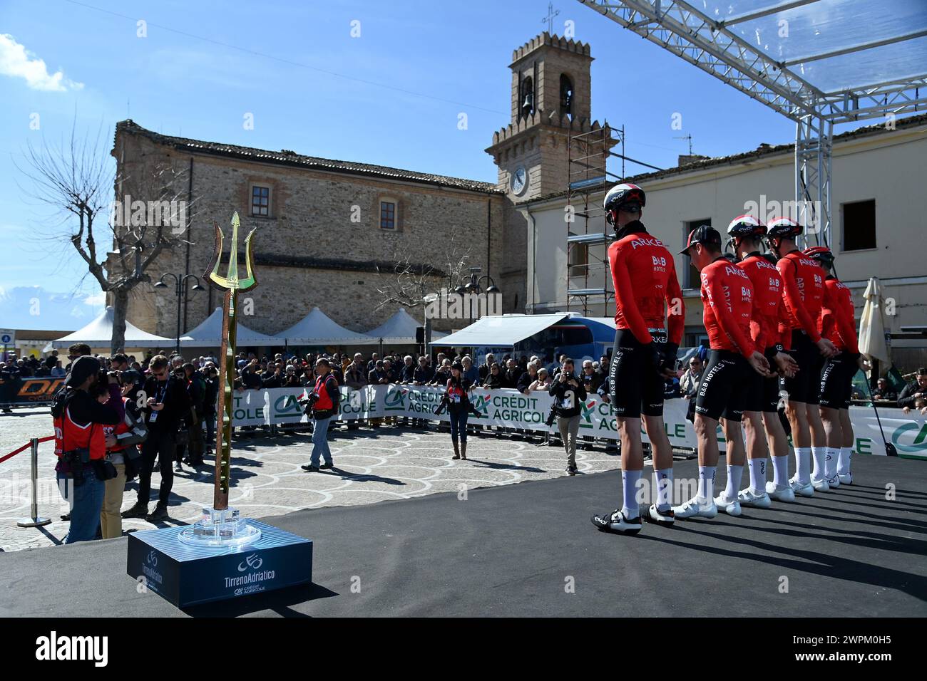 Torricella sicura, Italia. 8 marzo 2024. Il team ARKEA-B&amp;B HOTELS durante la 59° Tirreno-Adriatico 2024, tappa 5 a 144 km da Torricella sicura a Valle Castellana l'8 marzo 2024 a Valle Castellana, Abruzzo, Italia. (Foto di Gian Mattia D'Aberto/LaPresse) credito: LaPresse/Alamy Live News Foto Stock