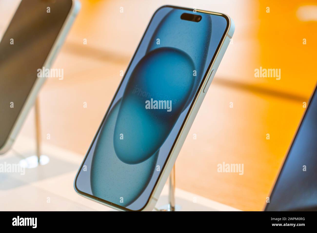 Smartphone Apple con display blu iPhone 15 Pro Plus. Thailandia, Bangkok, 24 febbraio 2024 Foto Stock
