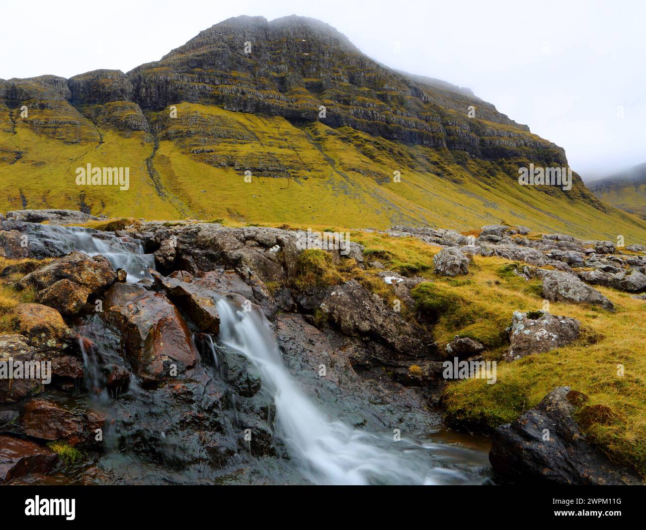 Cascata vicino a Nordradalur, Streymoy, Isole Faroe, Danimarca, Atlantico settentrionale Foto Stock