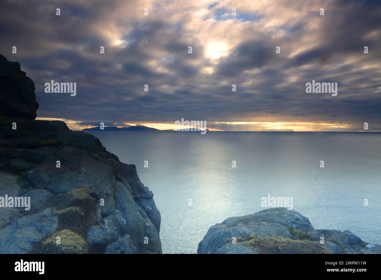 Guardando verso Sandoy da Vagar, Isole Faroe, Danimarca, Nord Atlantico Foto Stock