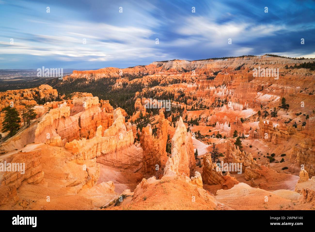 Una lunga esposizione cattura lo splendido paesaggio del Bryce Canyon National Park durante un'alba estiva, Utah, Stati Uniti d'America, Nord America Foto Stock