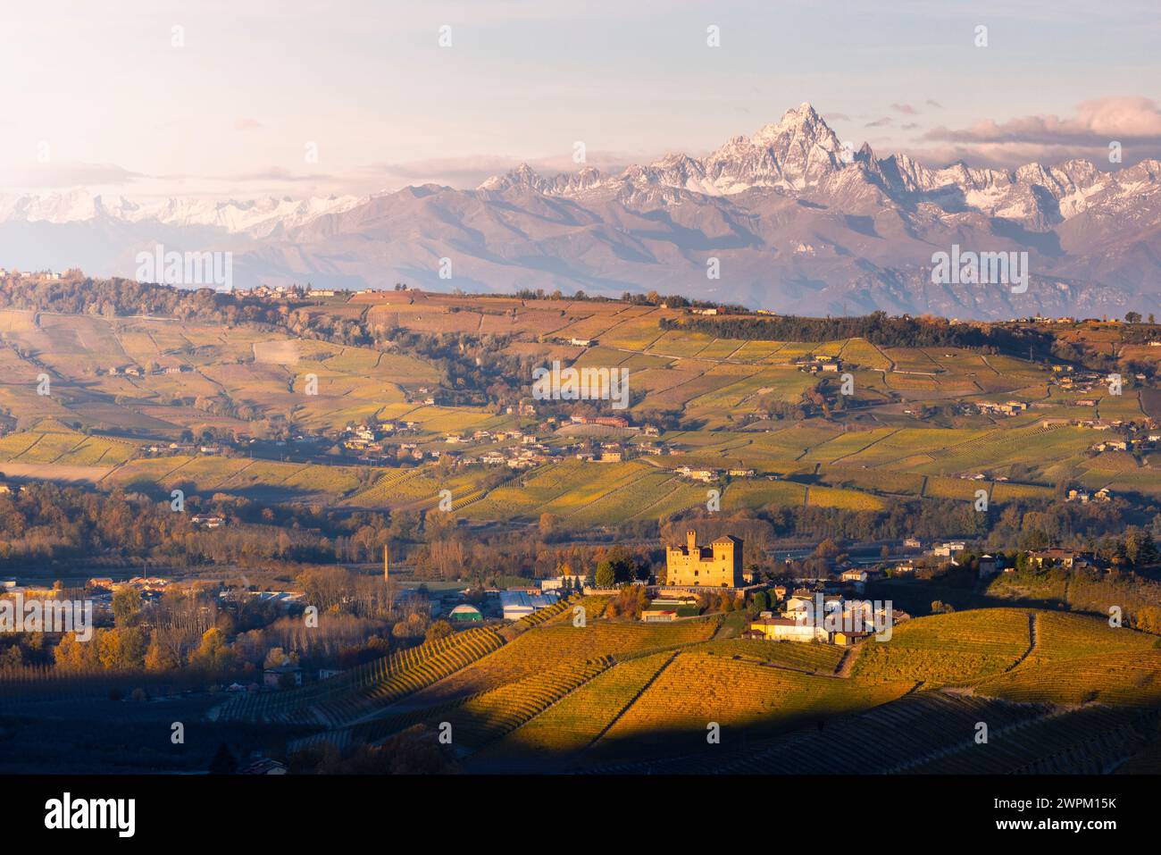 Grinzane Cavour e Monviso all'alba in autunno, Cuneo, Langhe e Roero, Piemonte, Italia, Europa Foto Stock