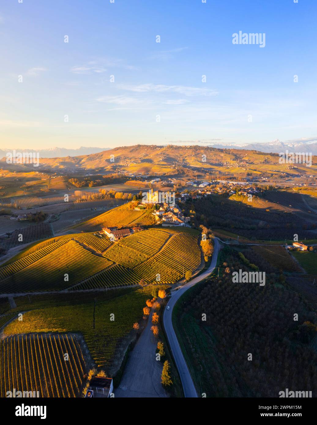 Veduta aerea di Grinzane Cavour all'alba in autunno, Cuneo, Langhe e Roero, Piemonte, Italia, Europa Foto Stock