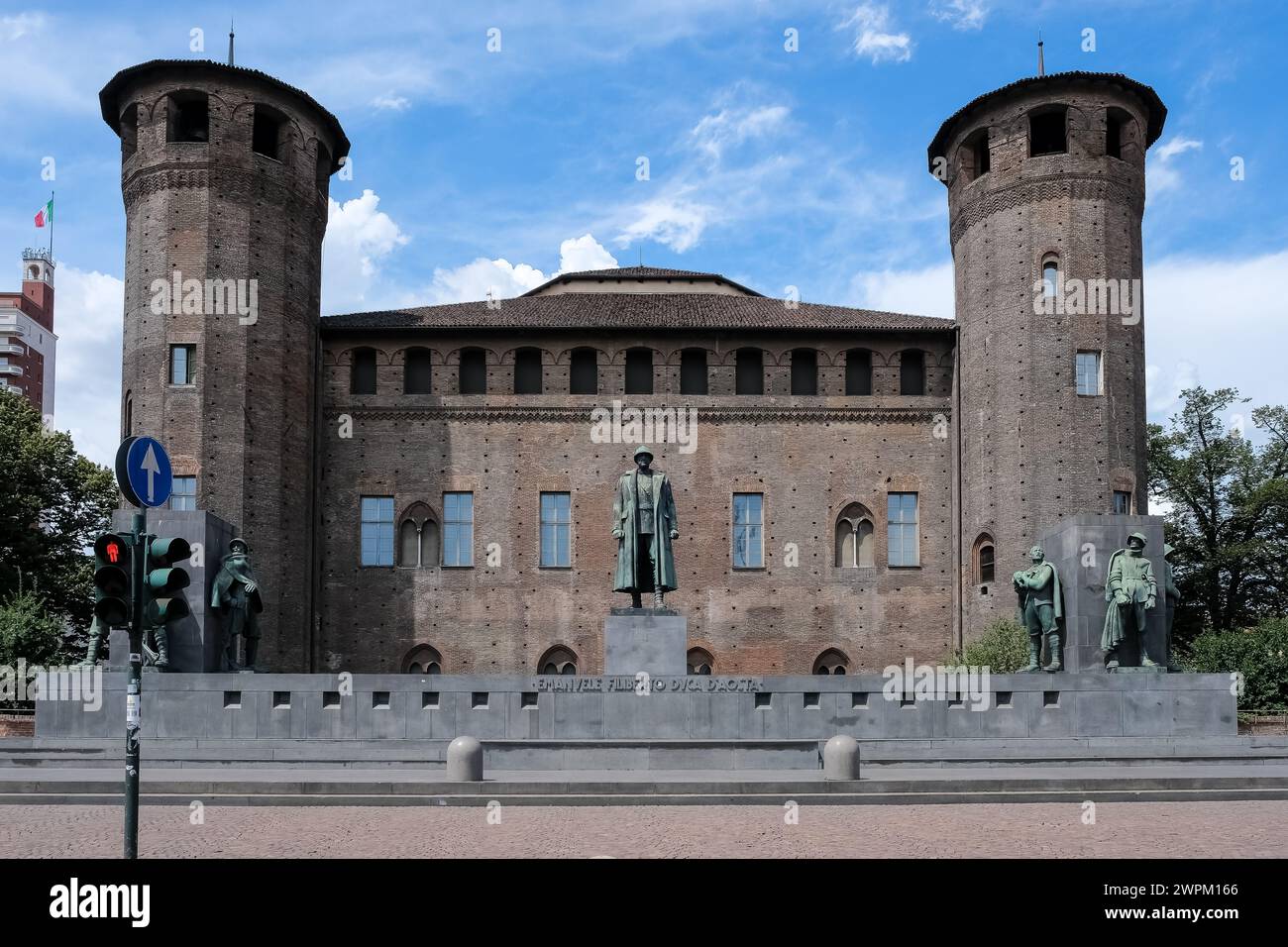Il monumento a Emanuele Filiberto, duca d'Aosta, situato in Piazza Castello, una piazza di spicco che ospita diversi monumenti della città Foto Stock