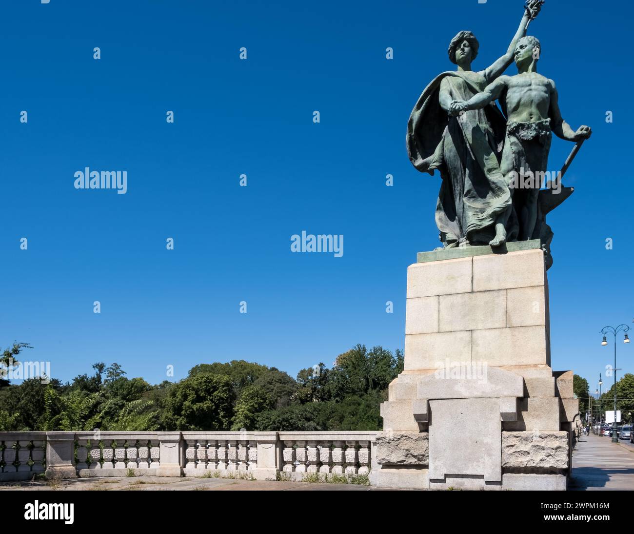 Dettaglio architettonico delle statue che adornano il ponte Umberto i, che si estende lungo il po, Torino, Piemonte, Italia, Europa Foto Stock