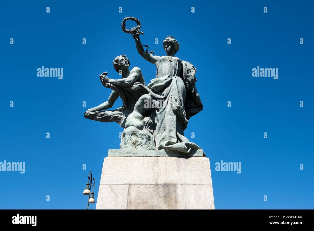 Dettaglio architettonico delle statue che adornano il ponte Umberto i, che si estende lungo il po, Torino, Piemonte, Italia, Europa Foto Stock