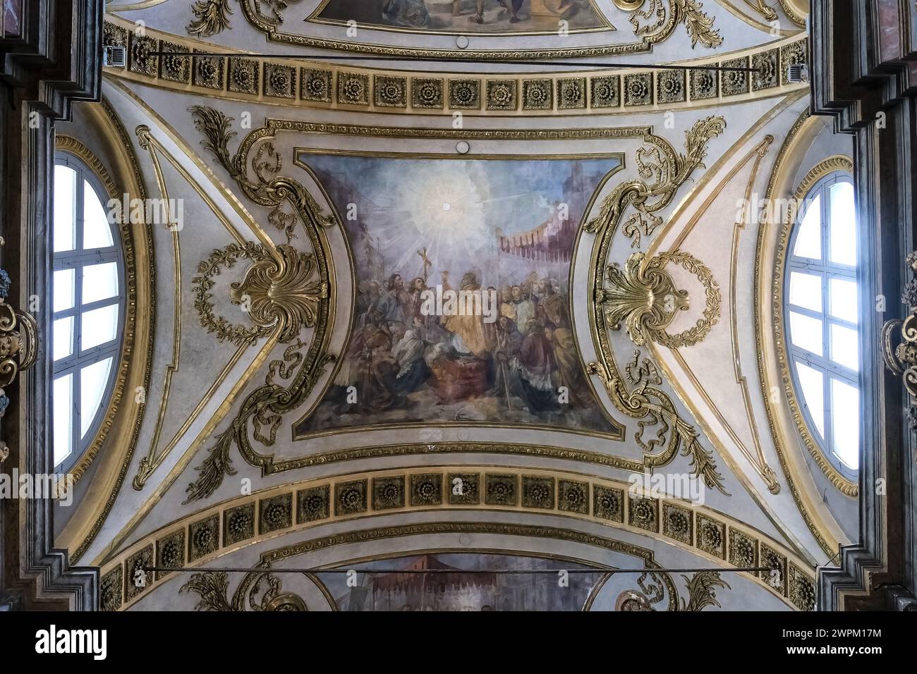 Ammira l'interno della Basilica del Corpus Domini, una chiesa cattolica che commemora il miracolo eucaristico del 1453 durante il conflitto Savoia-Delfina, Torino Foto Stock