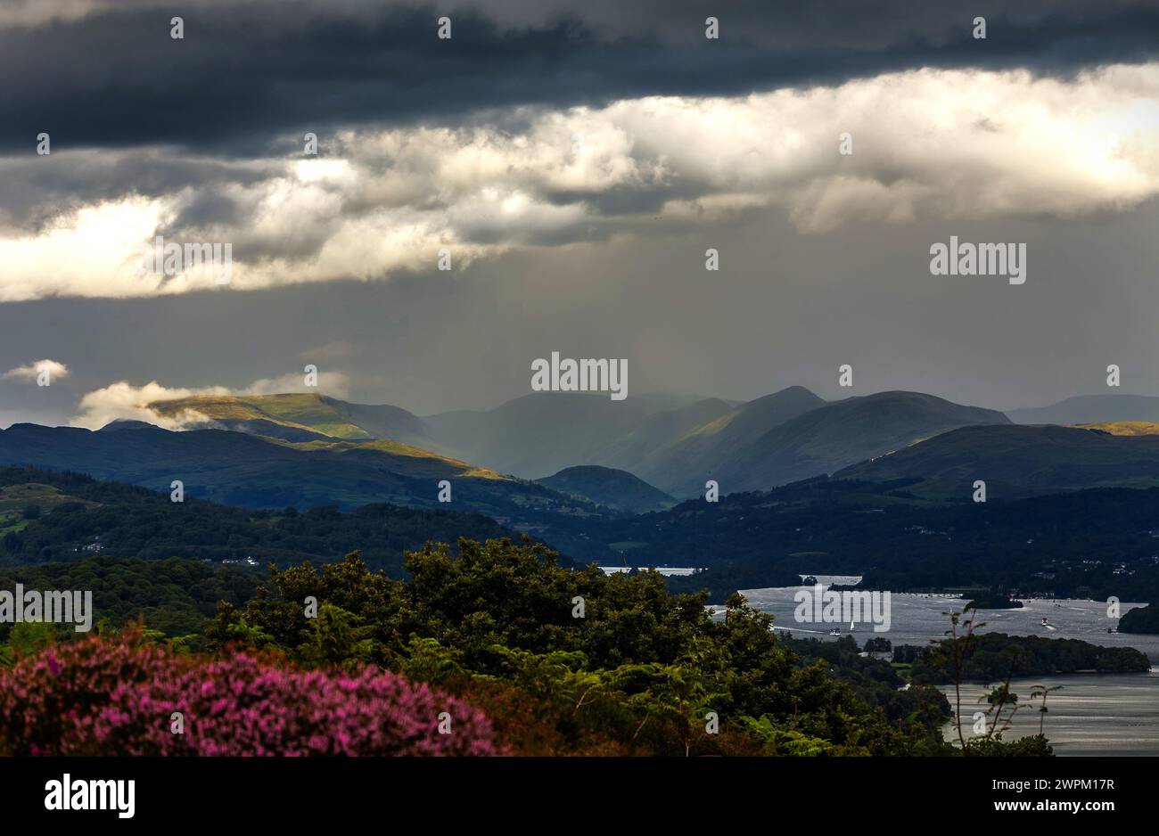 Nuvole sopra il lago Winderemere, vista verso le lontane Northern Mountains, tra cui Fairfield Horseshoe, Finsthwaite Foto Stock