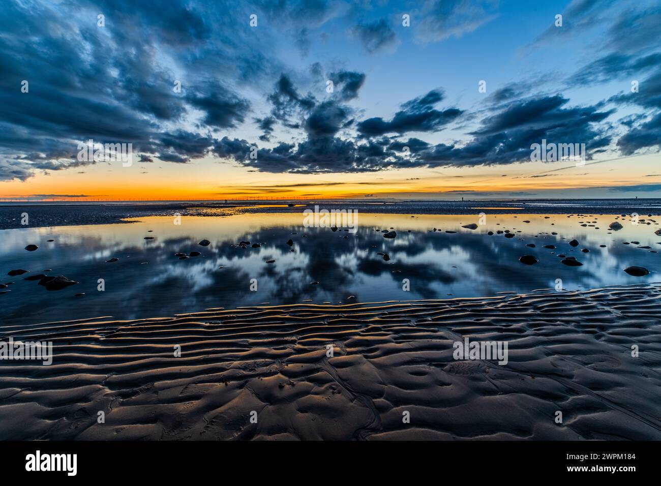 Vista al tramonto verso il Mare d'Irlanda, la penisola di Furness e la costa della Cumbria, Sandy Gap, Walney Island, Lancashire, Inghilterra, Regno Unito, Europa Foto Stock