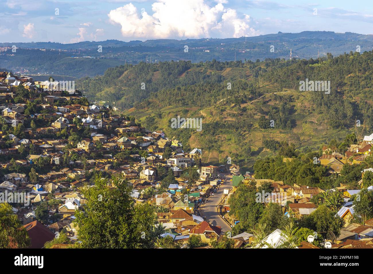 Case a Bukavu, con il Ruanda sullo sfondo, Bukavu, Repubblica Democratica del Congo (RDC) (Congo), Africa Foto Stock