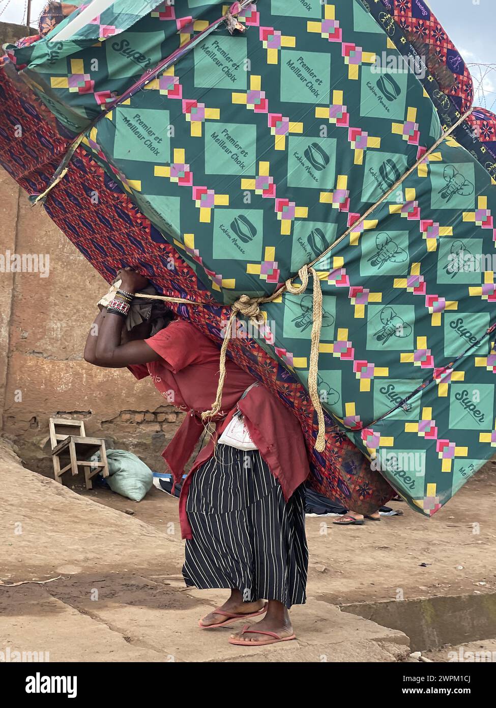 Donna che trasporta un carico enorme sulla testa e sulla schiena a Bukavu, Repubblica Democratica del Congo (Congo) (RDC), Africa Foto Stock