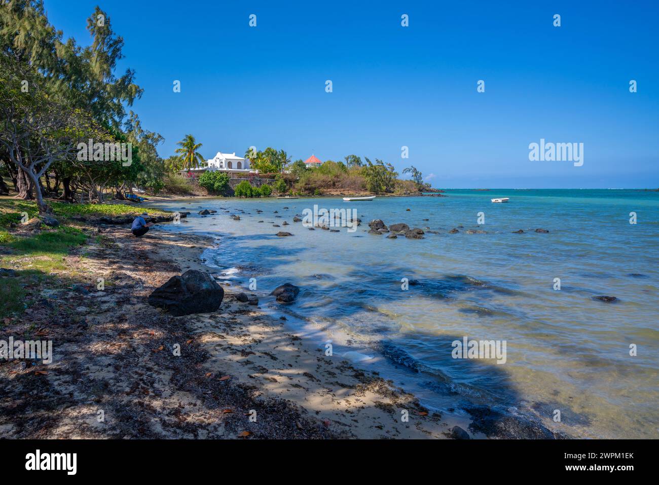 Vista della spiaggia di Anse la Raie e dell'Oceano Indiano turchese nelle giornate di sole, Mauritius, Oceano Indiano, Africa Foto Stock