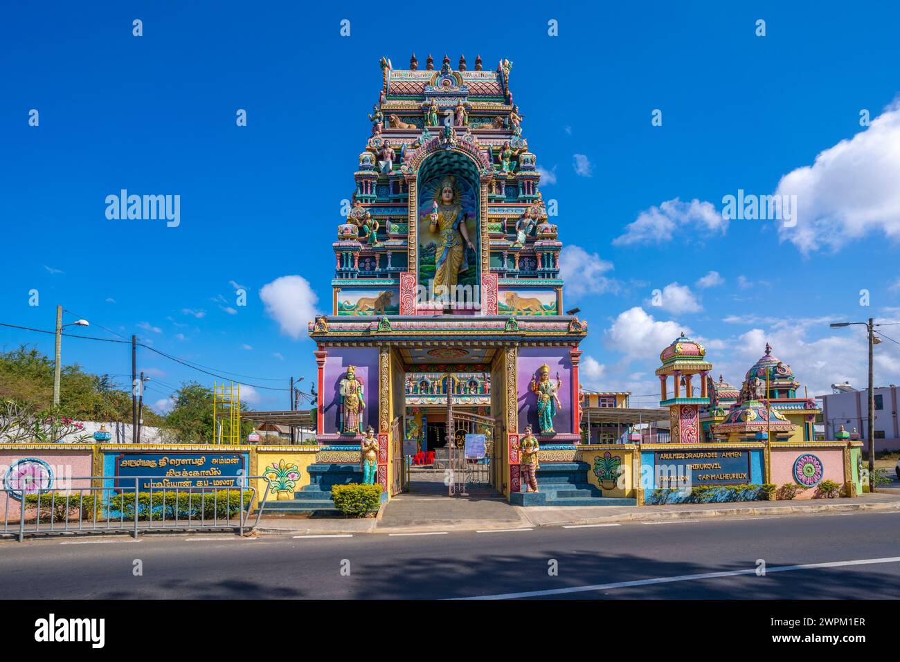 Vista del tempio indù Sri Draubadi Ammen nelle giornate di sole, Mauritius, Oceano Indiano, Africa Foto Stock