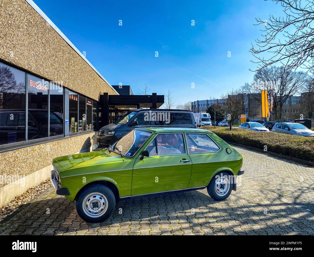 VW Polo der ersten serie L-Ausführung und lofotengrünem lack im Sonnenlicht. Foto Stock