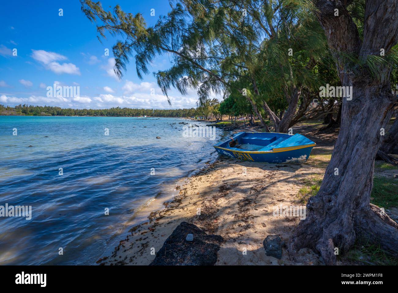 Vista della spiaggia di Anse la Raie e dell'Oceano Indiano turchese nelle giornate di sole, Mauritius, Oceano Indiano, Africa Foto Stock