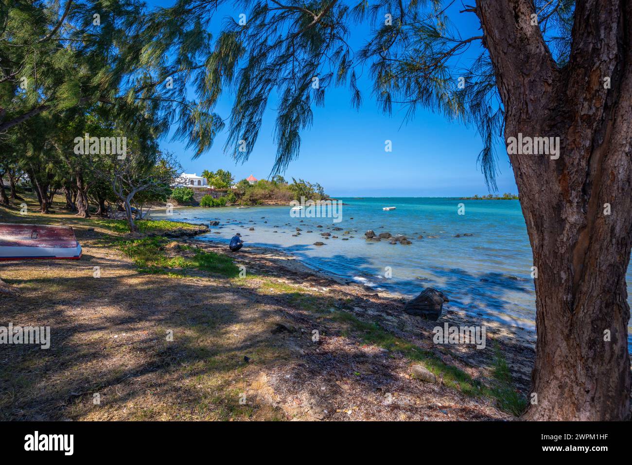 Vista della spiaggia di Anse la Raie e dell'Oceano Indiano turchese nelle giornate di sole, Mauritius, Oceano Indiano, Africa Foto Stock