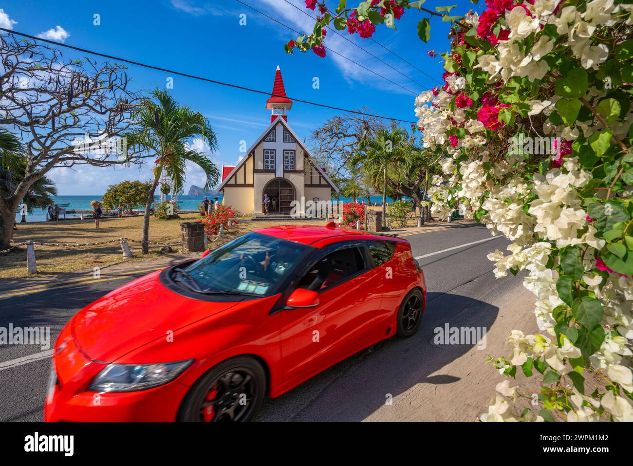Vista dell'auto rossa e Notre-Dame Auxiliatrice de Cap Malheureux, Cap Malheureux, Mauritius, Oceano Indiano, Africa Foto Stock