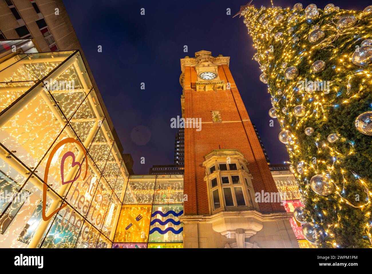 Vista della Torre dell'orologio della stazione Victoria e dell'albero di Natale al crepuscolo, Nottingham, Nottinghamshire, Inghilterra, Regno Unito, Europa Foto Stock