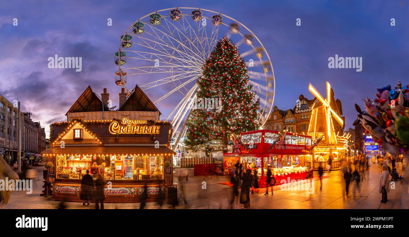 Vista della ruota panoramica e del mercato di Natale sulla Old Market Square al crepuscolo, Nottingham, Nottinghamshire, Inghilterra, Regno Unito, Europa Foto Stock