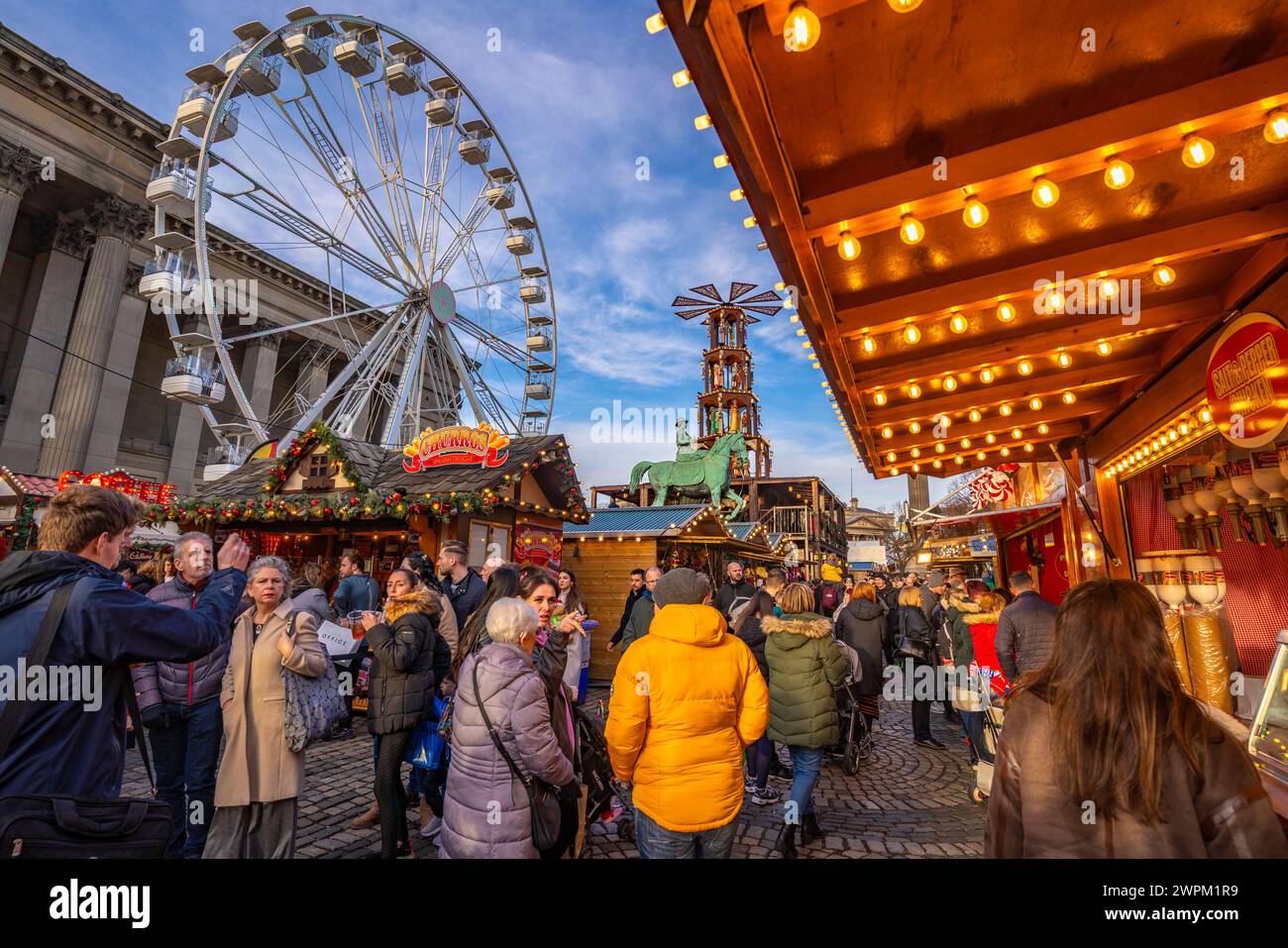 Vista del mercatino di Natale e di St Georges Hall, Liverpool City Centre, Liverpool, Merseyside, Inghilterra, Regno Unito, Europa Foto Stock