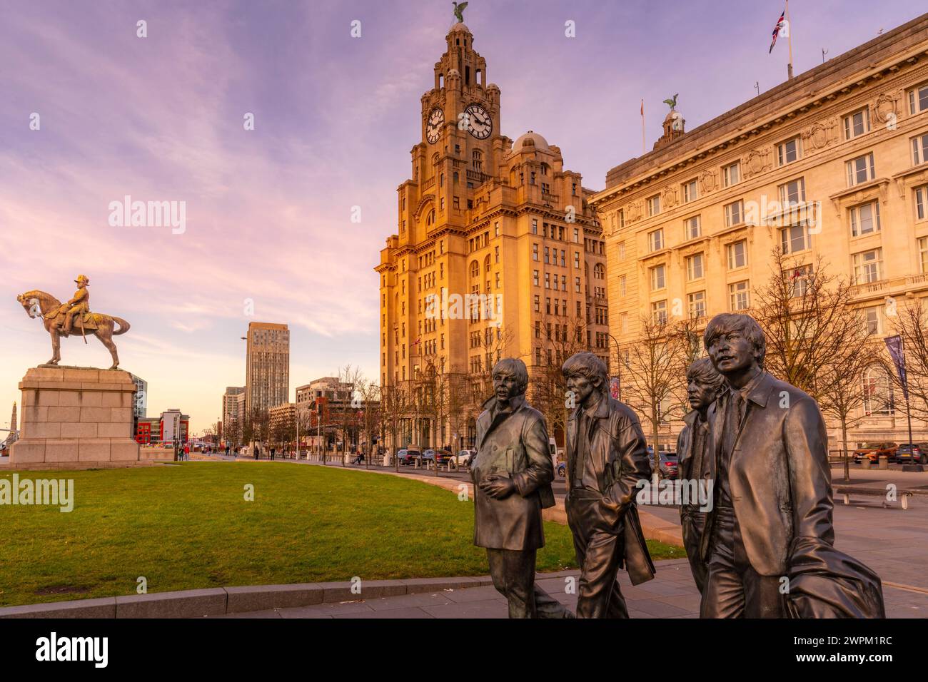 Vista della statua dei Beatles e del Royal Liver Building, Liverpool City Centre, Liverpool, Merseyside, Inghilterra, Regno Unito, Europa Foto Stock