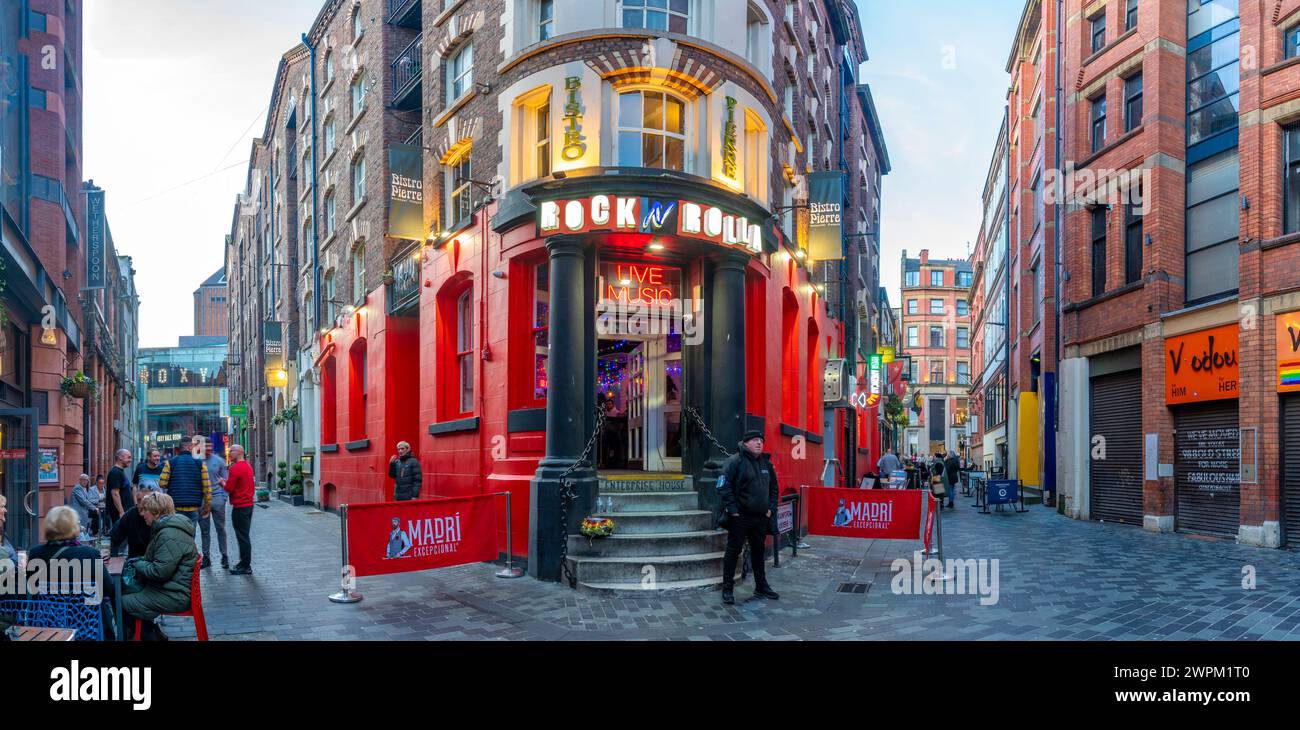 Vista dei bar e della vita notturna, Liverpool City Centre, Liverpool, Merseyside, Inghilterra, Regno Unito, Europa Foto Stock