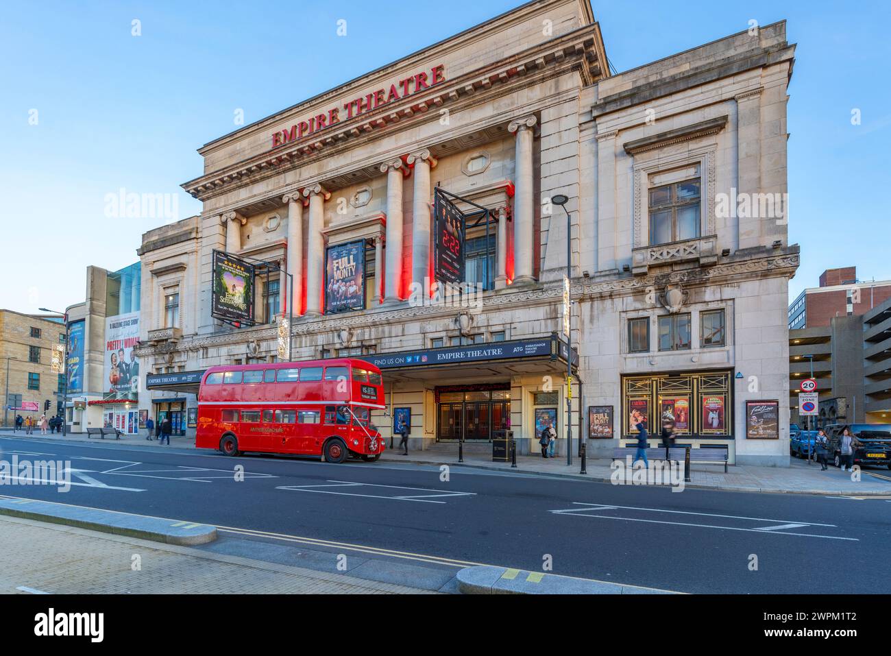 Vista dell'Empire Theatre, Liverpool City Centre, Liverpool, Merseyside, Inghilterra, Regno Unito, Europa Foto Stock