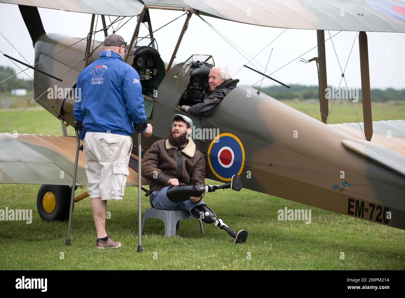 01/07/15 Cayle Royce (a destra) e Rory ??? Di Tiger Moth. *** STORIA COMPLETA QUI: http://www.fstoppress.com/articles/flying-for-heroes/ *** Uno speciale Foto Stock