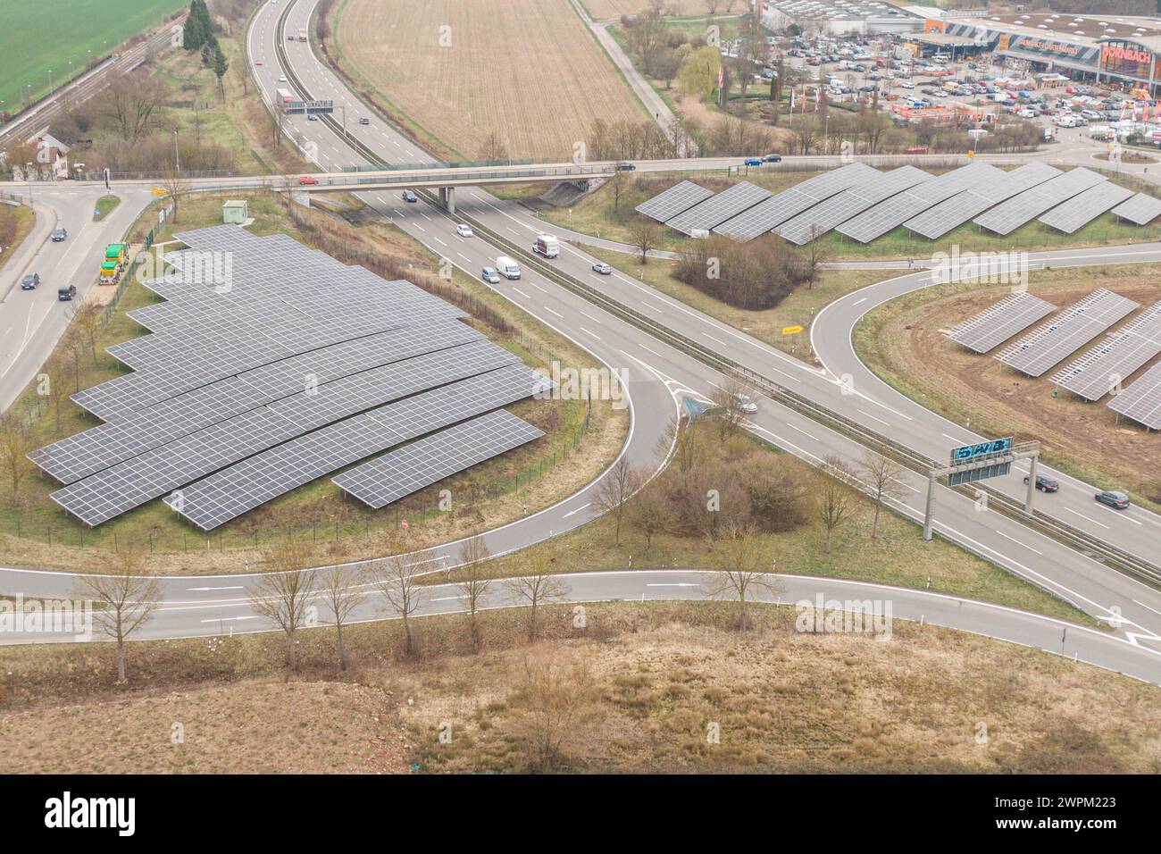 Neuer Solarpark an der B27 a Tübingen. Verbaut wurden 15,045 Solarpanel. Erzeugt werden rund 8,800 Megawattstunden pro Jahr. Damit können 1,955 Vier-Personen-Haushalte mit Ökostrom versorgt werden. *** Nuovo parco solare sulla B27 in Tübingen 15.045 pannelli solari sono stati installati circa 8.800 megawatt ore sono generati all'anno questo può fornire 1.955 famiglie di quattro persone con elettricità verde Copyright: XSimonxAdomatx Foto Stock