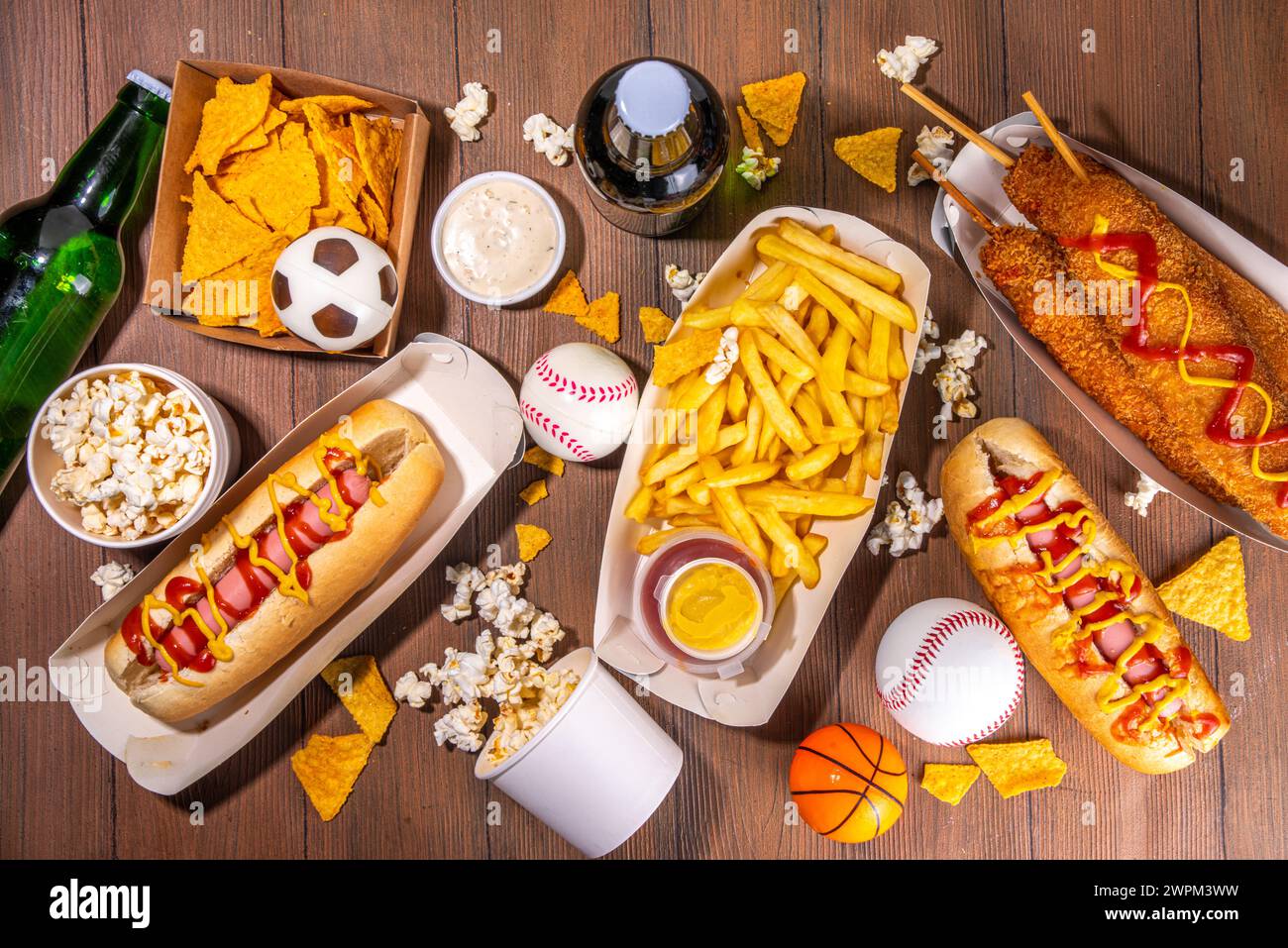 Piatti tradizionali dello stadio e birra di sottofondo, set di vari tipi di baseball, pallacanestro, tifosi di football e spuntini dello stadio, patatine, salse, hot dog, wi-fi Foto Stock