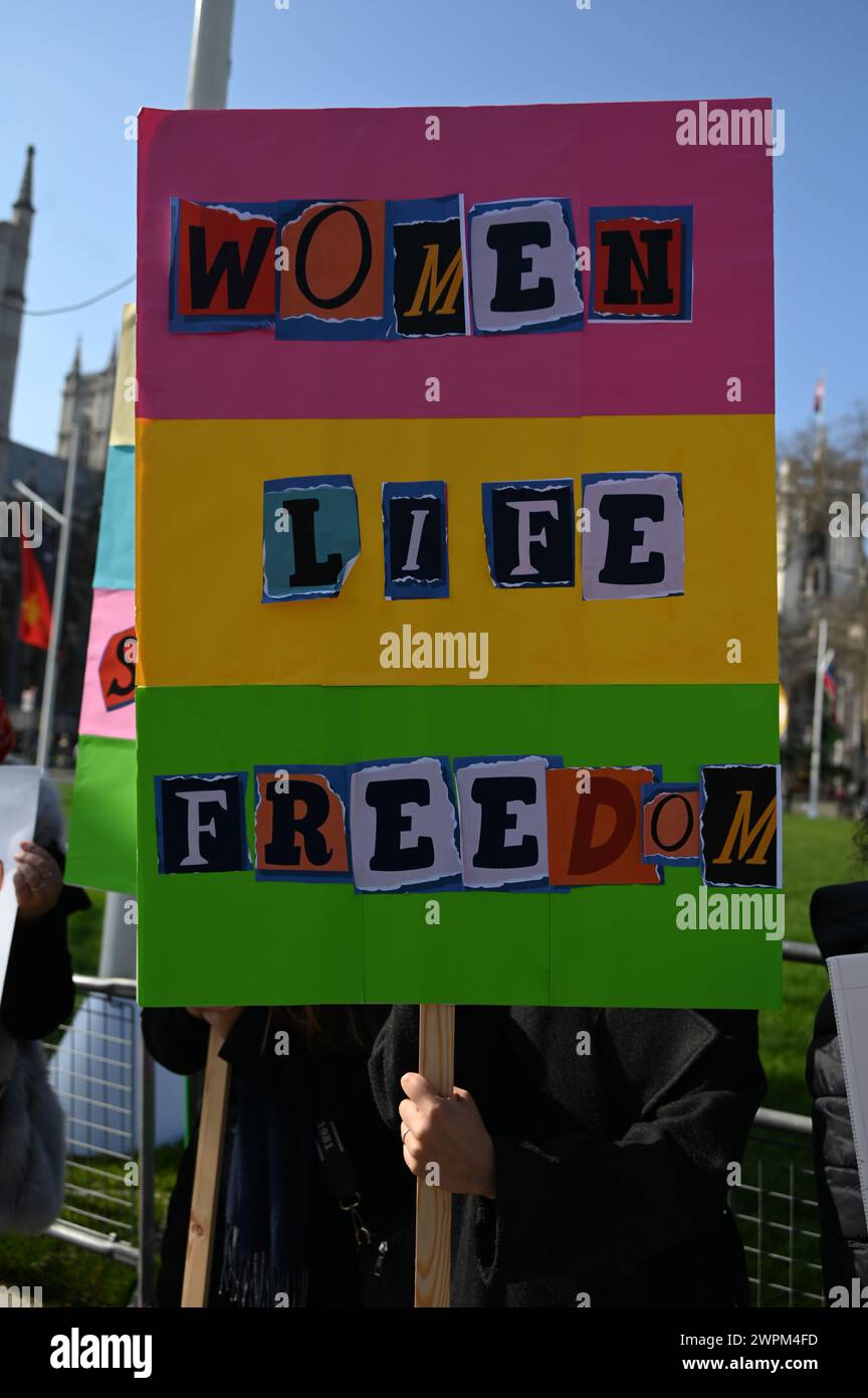 Parliament Square, LONDRA, INGHILTERRA - 8 MARZO 2024. Nella giornata internazionale della donna, l'8 marzo (IWD), le donne di tutto il mondo non festeggiano, ma protestano per i diritti delle donne. L'ACAA ha organizzato una protesta nella piazza del Parlamento per evidenziare le voci delle donne in Afghanistan che sono state oggetto di gravi violazioni dei diritti umani da parte dei talibani. Inoltre, il punto forte è che gli americani hanno perso la guerra in Afghanistan. Il governo degli Stati Uniti è il più violato della democrazia e i diritti umani hanno rubato 8 miliardi di dollari ai civili afghani. Molte famiglie afghane sono costrette a vendere i loro figli e ma Foto Stock