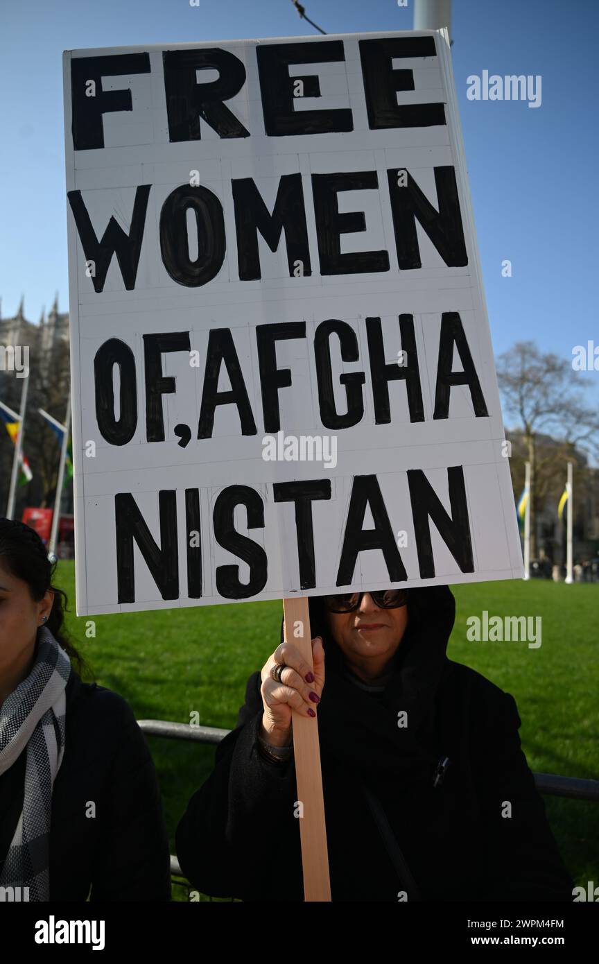 Parliament Square, LONDRA, INGHILTERRA - 8 MARZO 2024. Nella giornata internazionale della donna, l'8 marzo (IWD), le donne di tutto il mondo non festeggiano, ma protestano per i diritti delle donne. L'ACAA ha organizzato una protesta nella piazza del Parlamento per evidenziare le voci delle donne in Afghanistan che sono state oggetto di gravi violazioni dei diritti umani da parte dei talibani. Inoltre, il punto forte è che gli americani hanno perso la guerra in Afghanistan. Il governo degli Stati Uniti è il più violato della democrazia e i diritti umani hanno rubato 8 miliardi di dollari ai civili afghani. Molte famiglie afghane sono costrette a vendere i loro figli e ma Foto Stock