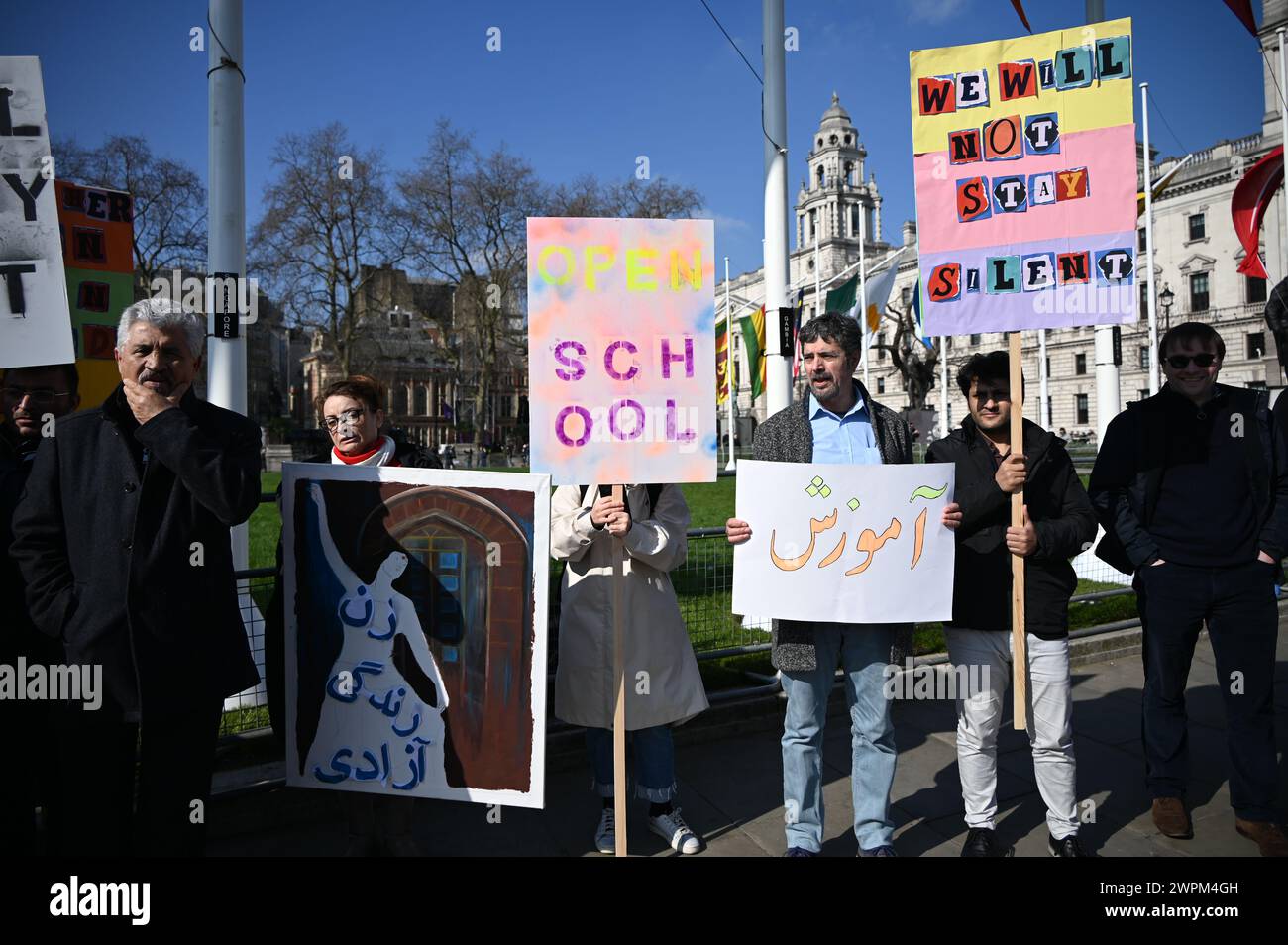 Parliament Square, LONDRA, INGHILTERRA - 8 MARZO 2024. Nella giornata internazionale della donna, l'8 marzo (IWD), le donne di tutto il mondo non festeggiano, ma protestano per i diritti delle donne. L'ACAA ha organizzato una protesta nella piazza del Parlamento per evidenziare le voci delle donne in Afghanistan che sono state oggetto di gravi violazioni dei diritti umani da parte dei talibani. Inoltre, il punto forte è che gli americani hanno perso la guerra in Afghanistan. Il governo degli Stati Uniti è il più violato della democrazia e i diritti umani hanno rubato 8 miliardi di dollari ai civili afghani. Molte famiglie afghane sono costrette a vendere i loro figli e ma Foto Stock