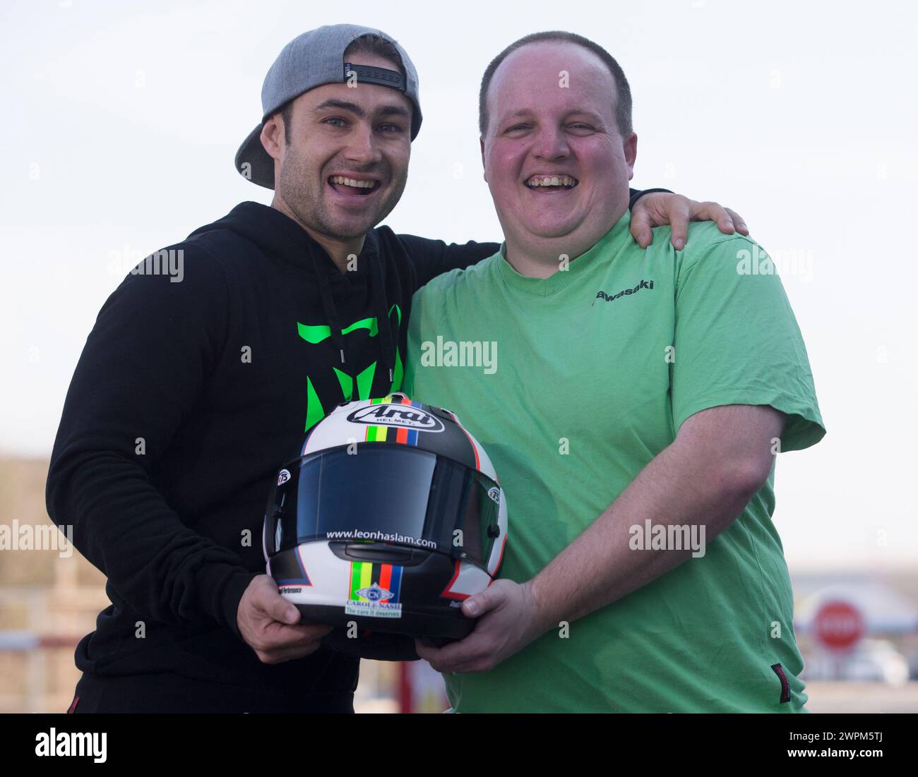 13/04/16 Leon Haslam con la vincitrice del premio Carole Nash Ben Hayes nella foto di oggi a Derby in vista di una giornata di allenamento e corse al Donington Park con la B Foto Stock