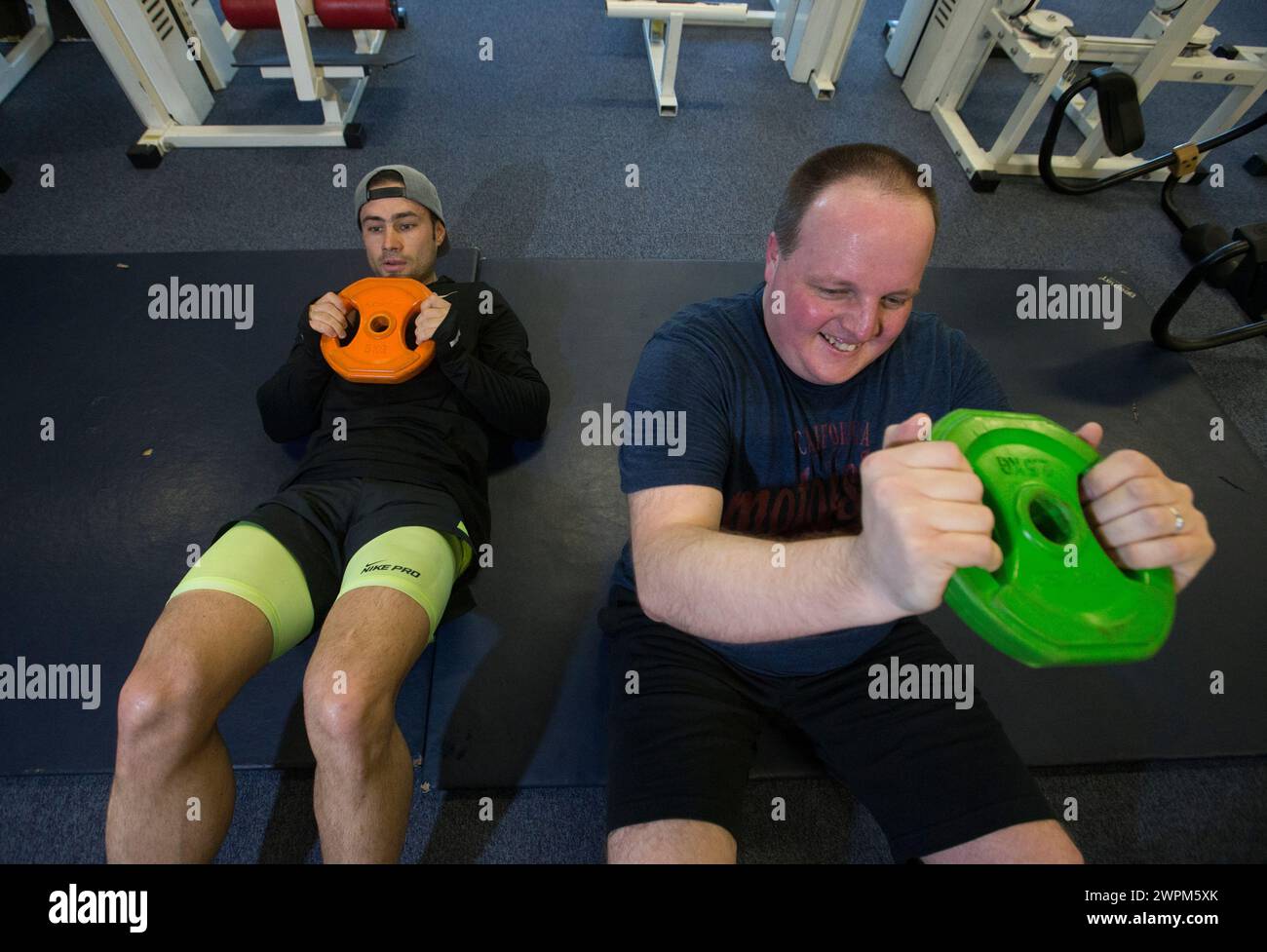 13/04/16 Leon Haslam con la vincitrice del premio Carole Nash Ben Hayes nella foto di oggi a Derby in vista di una giornata di allenamento e corse al Donington Park con la B Foto Stock