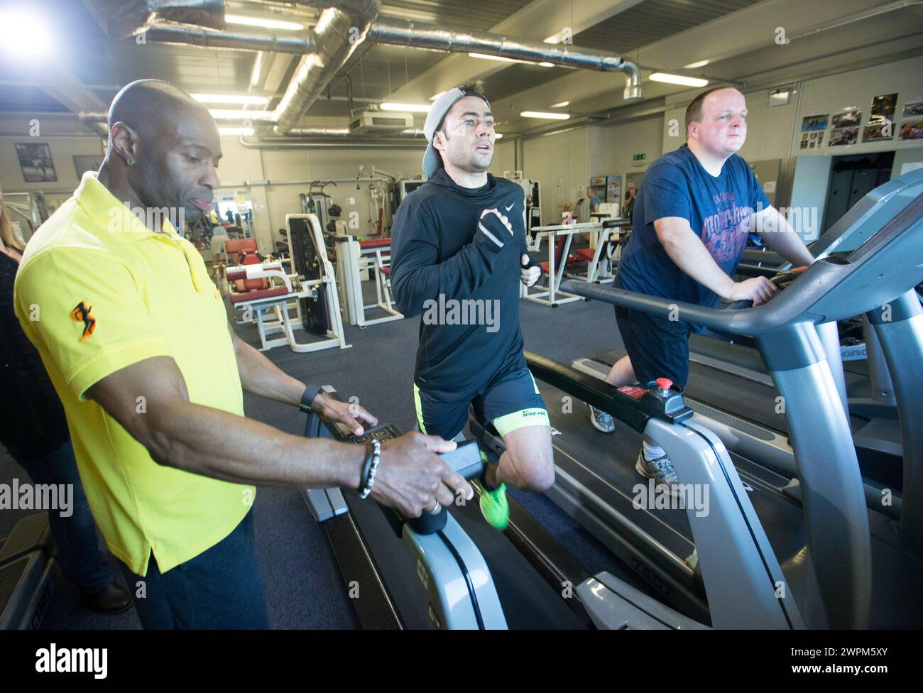 13/04/16 Leon Haslam con la vincitrice del premio Carole Nash Ben Hayes nella foto di oggi a Derby in vista di una giornata di allenamento e corse al Donington Park con la B Foto Stock