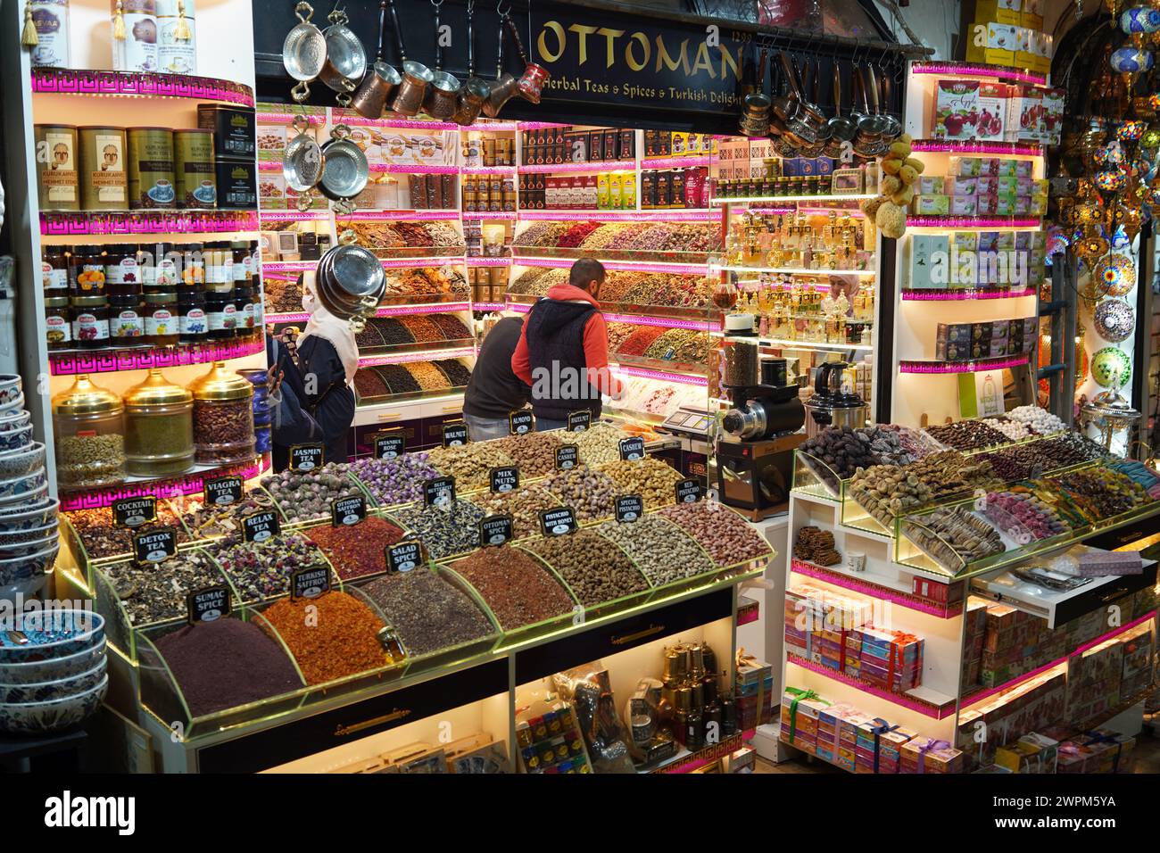 Spezie, tè e merci in vendita nel Grand Bazaar, Istanbul, Turchia Foto Stock