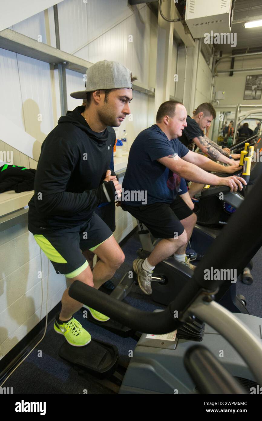 13/04/16 Leon Haslam con la vincitrice del premio Carole Nash Ben Hayes nella foto di oggi a Derby in vista di una giornata di allenamento e corse al Donington Park con la B Foto Stock
