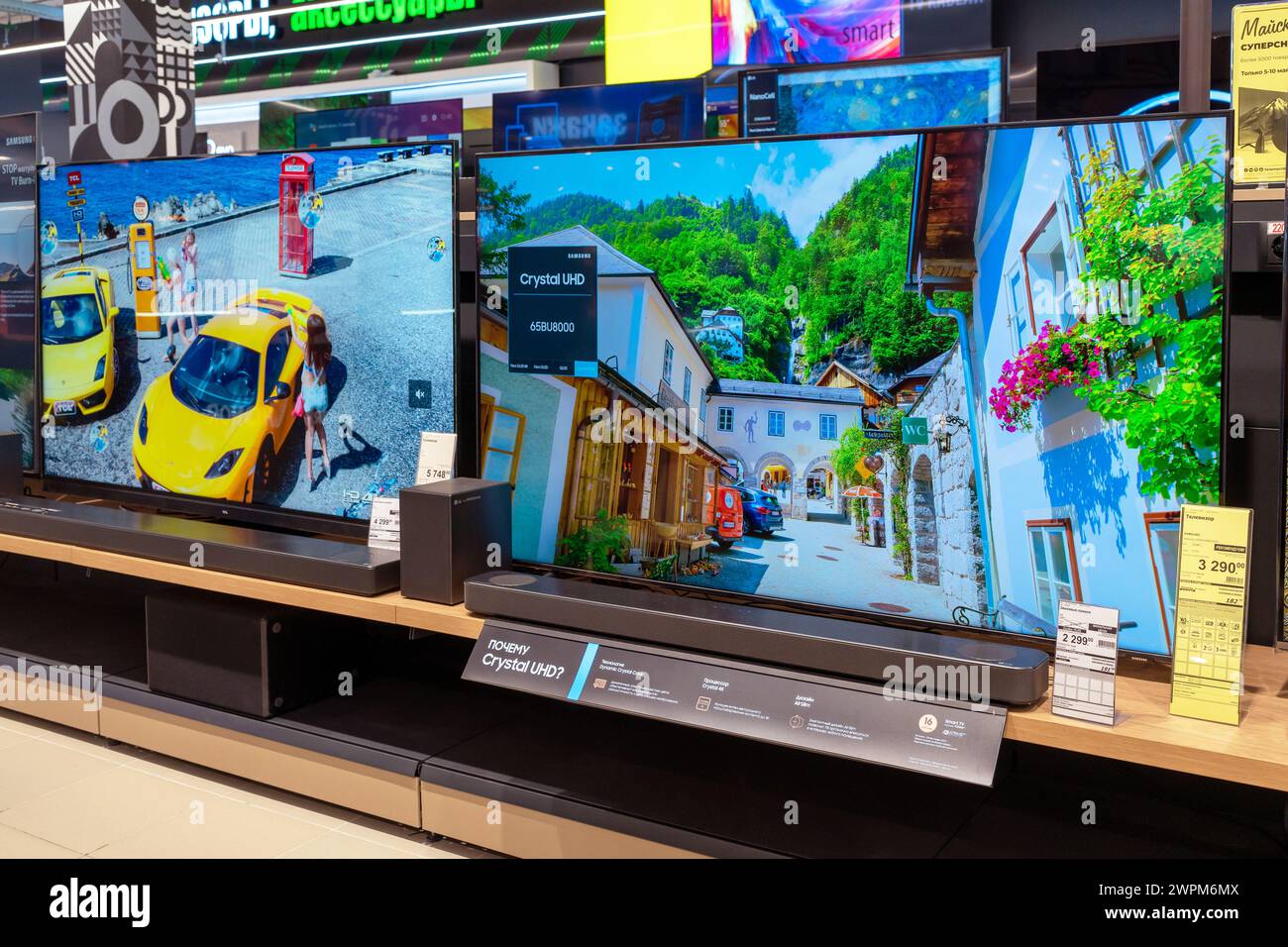 Televisori moderni presso il negozio di elettronica. Minsk, Bielorussia - 8 marzo 2024 Foto Stock