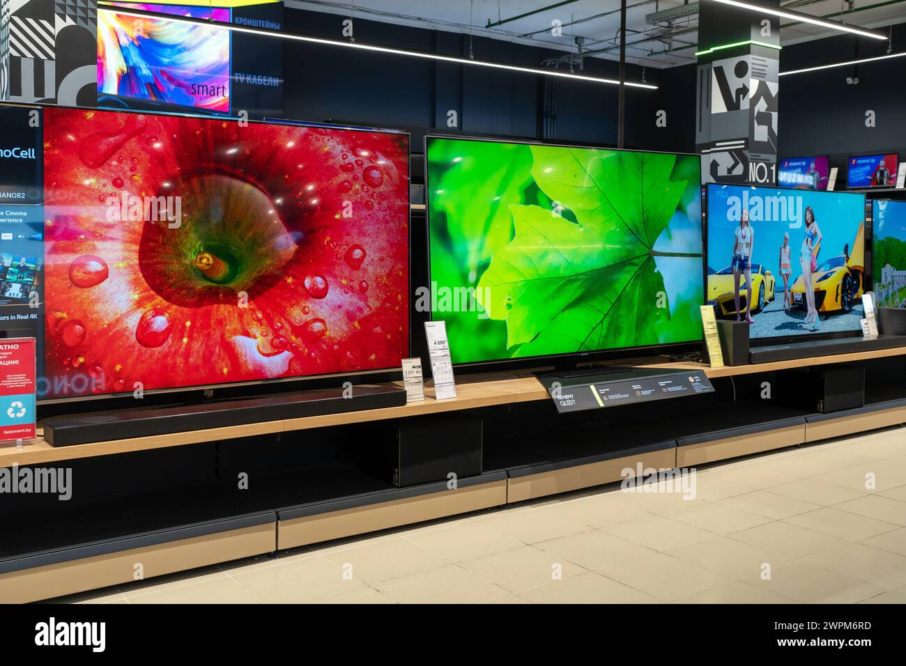 Televisori moderni presso il negozio di elettronica. Minsk, Bielorussia - 8 marzo 2024 Foto Stock