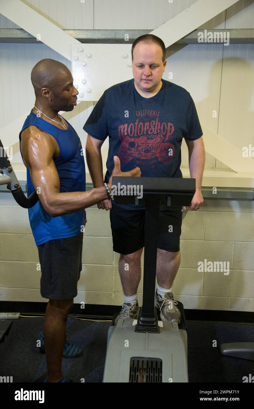 13/04/16 Leon Haslam con la vincitrice del premio Carole Nash Ben Hayes nella foto di oggi a Derby in vista di una giornata di allenamento e corse al Donington Park con la B Foto Stock