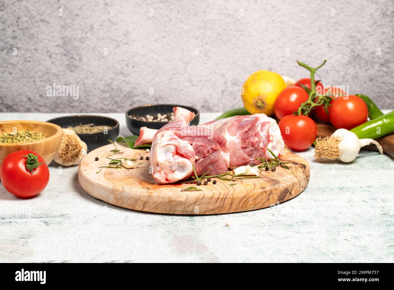 Il gambo di Lamb. Prodotti da macelleria. Bistecca di agnello con ossa su fondo in pietra Foto Stock