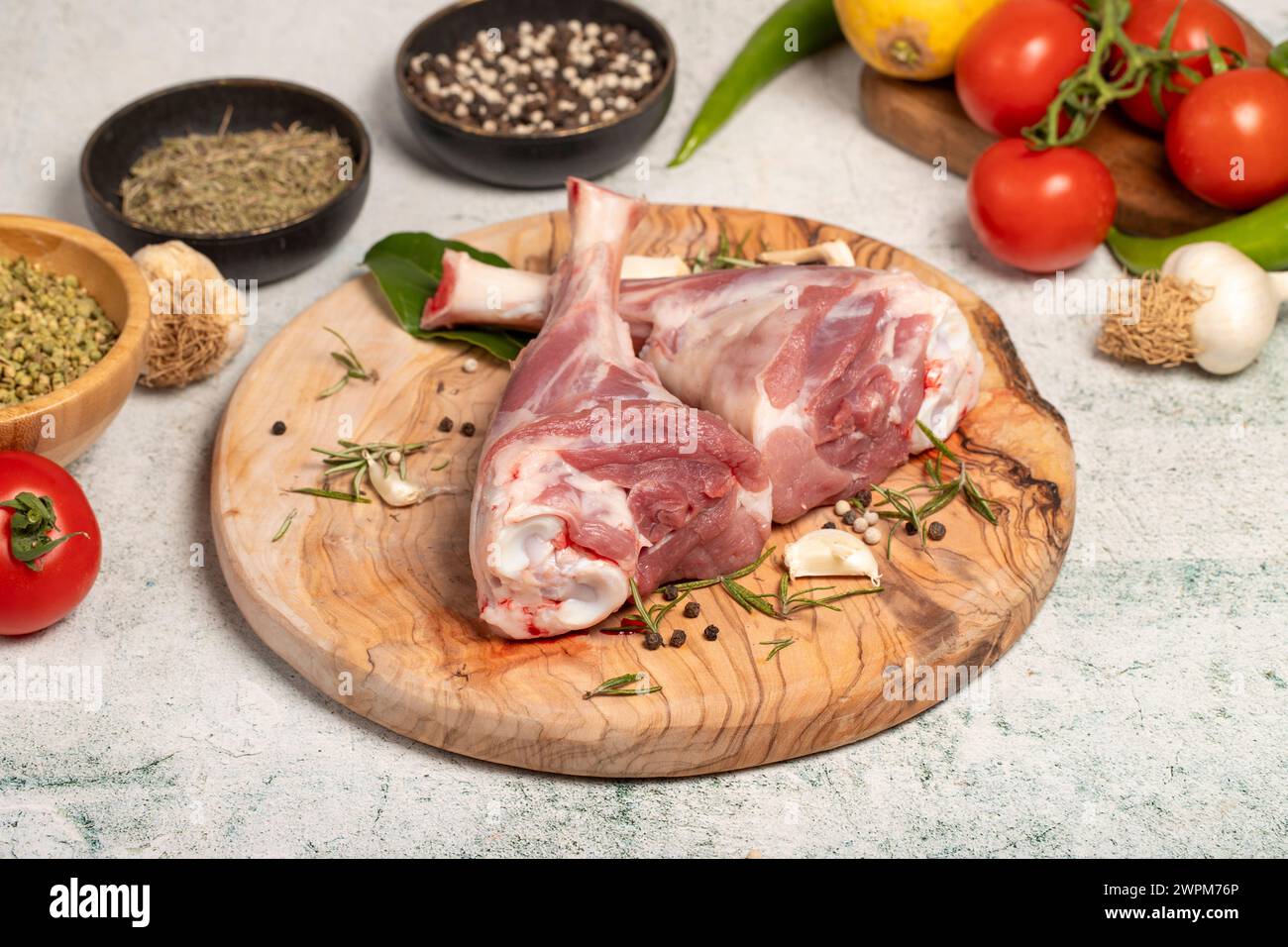 Il gambo di Lamb. Prodotti da macelleria. Bistecca di agnello con ossa su fondo in pietra Foto Stock