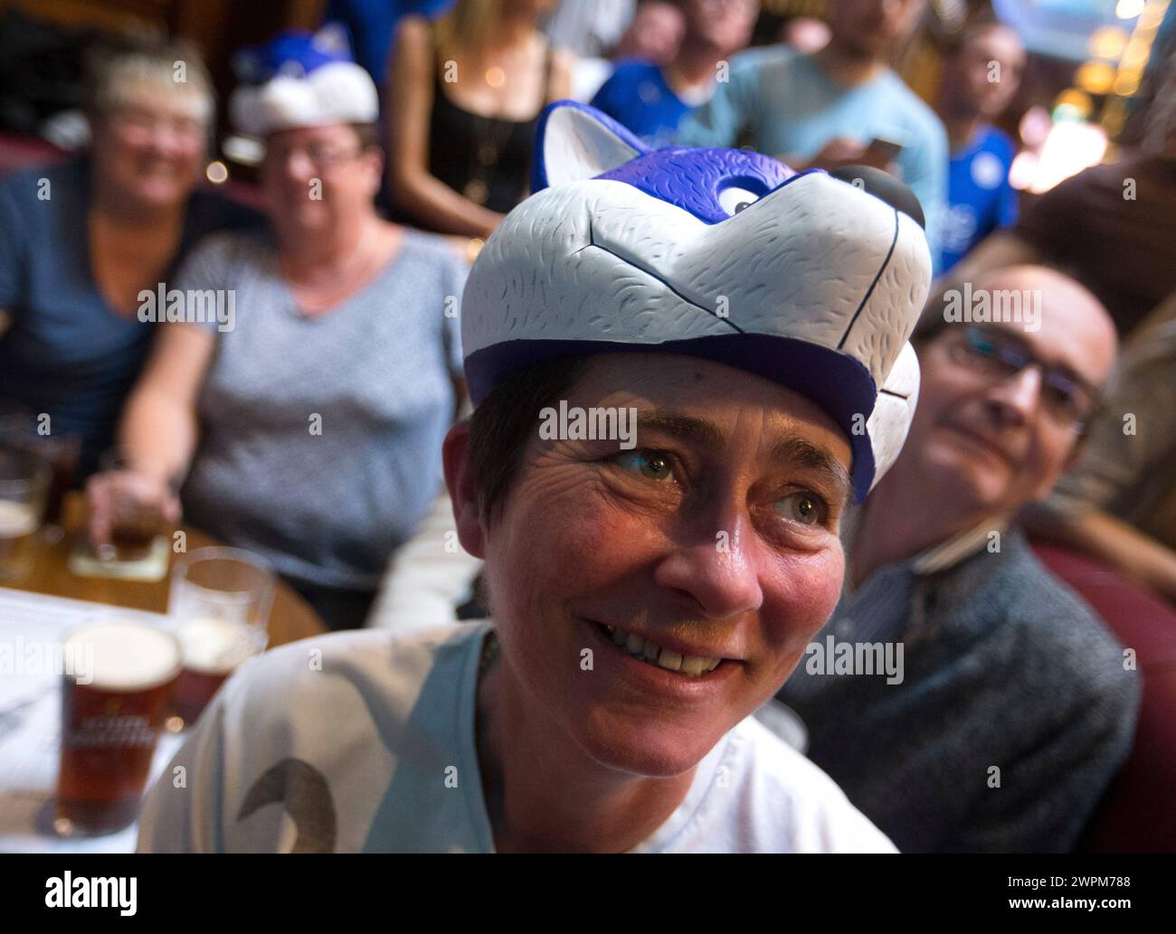 01/05/16 Lorraine Scholes (51) si unisce ai tifosi del Leicester a Hogarth a Leicester City contro Man U. Foto Stock