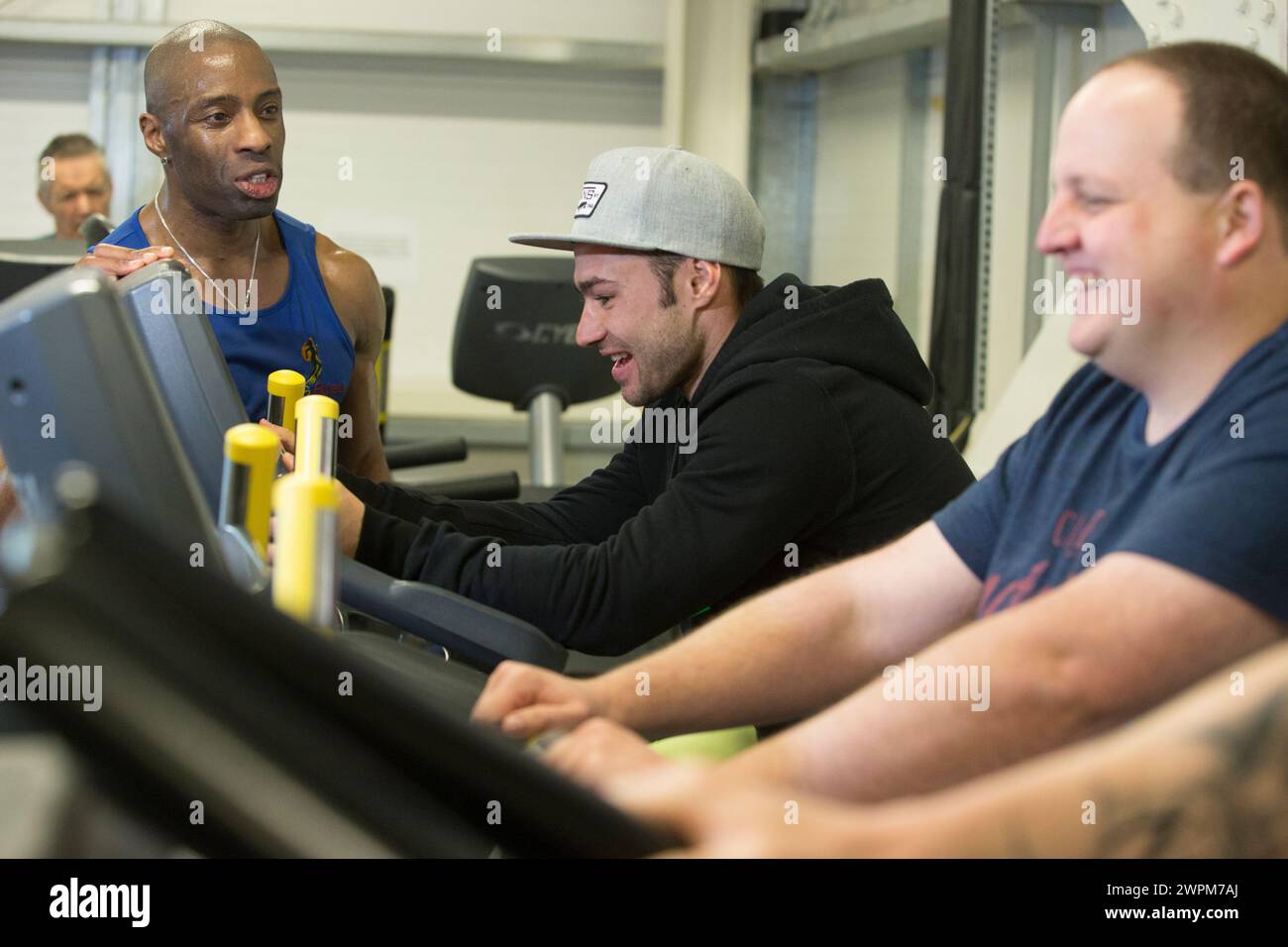 13/04/16 Leon Haslam con la vincitrice del premio Carole Nash Ben Hayes nella foto di oggi a Derby in vista di una giornata di allenamento e corse al Donington Park con la B Foto Stock